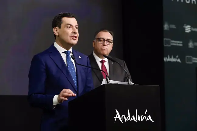Juanma Moreno, en la inauguraci&oacute;n del stand de Andaluc&iacute;a en Fitur