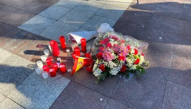 Flores y velas en recuerdo de Diego Valencia