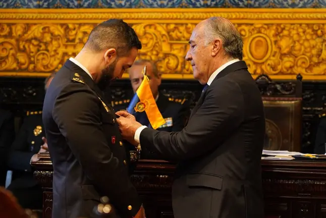El inspector, recibiendo la insignia del alcalde de Algeciras