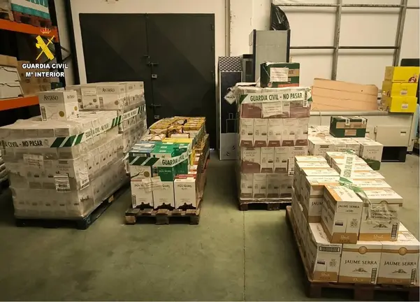 G&eacute;nero recuperado por la Guardia Civil por un grupo dedicado a estafar a empresas de vino, quesos y jamones. - GUARDIA CIVIL