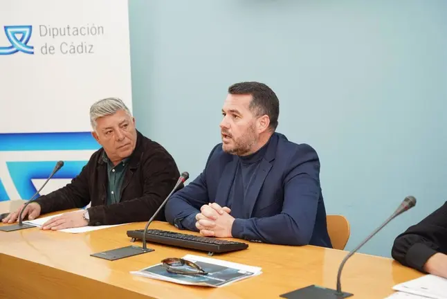 Andr&eacute;s Clavijo e Ignacio Trujillo explicando la inversi&oacute;n para Tarifa de los fondos de la Estrategia de Desarrollo Local Integrado. - DIPUTACI&Oacute;N DE C&Aacute;DIZ