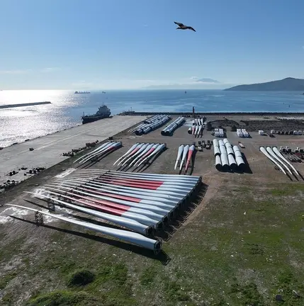 Piezas de los nuevo aerogeneradores llegadas al puerto algecire&ntilde;o