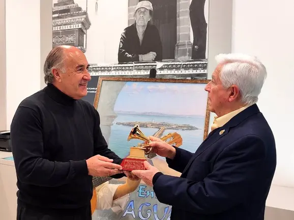 El alcalde de Algeciras, Jos&eacute; Ignacio Landaluce, con el Grammy Latino de Paco de Luc&iacute;a. - AYUNTAMIENTO DE ALGECIRAS