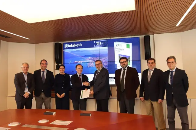 El presidente de la APBA, Gerardo Landaluce, en la firma de la adhesi&oacute;n de Total Logistic Services a la Estrateg&iacute;a Verde del Puerto de Algeciras. - AUTORIDAD PORTUARIA DE LA BAH&Iacute;A DE ALGECIRAS
