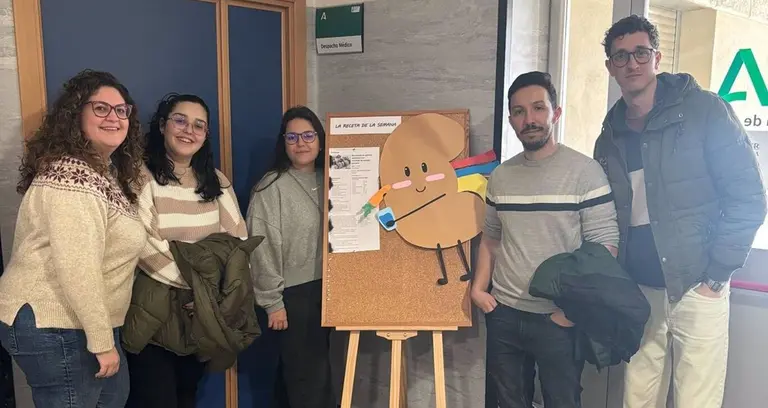 Voluntarios j&oacute;venes de la Hermandad Salesiana de la Borriquita acompa&ntilde;an a pacientes de hemodi&aacute;lisis en el Hospital Punta de Europa - JUNTA DE ANDALUC&Iacute;A