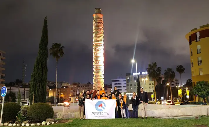 Miembros de la Asociaci&oacute;n comarcal ASPERGER TEA y concejales de Algeciras junto a la fuente del Milenio