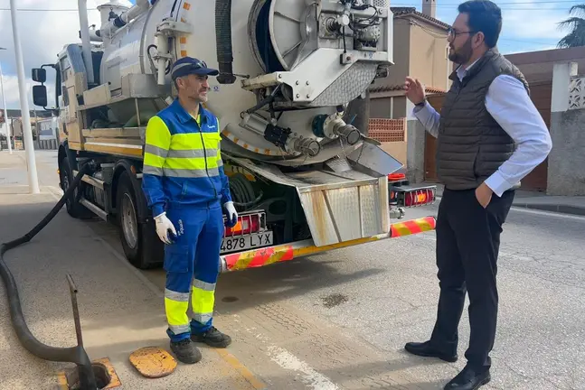 M&aacute;rquez supervisa las labores de limpieza de imbornales
