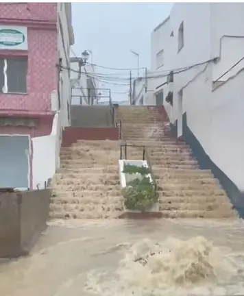Riada en una calle de San Roque por la lluvia