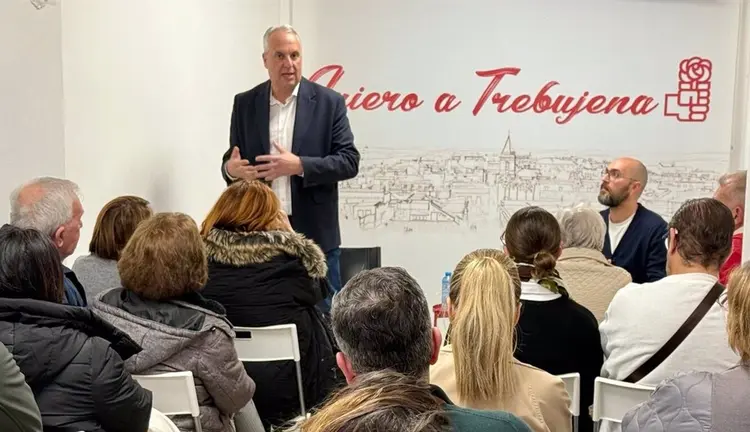 El candidato a la Secretar&iacute;a General del PSOE de C&aacute;diz, Juan Carlos Ruiz Boix, en el encuentro con la militancia de Trebujena. - PSOE C&Aacute;DIZ