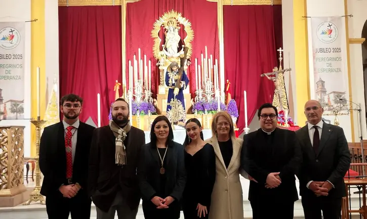 Naomi Santos acompa&ntilde;ada de autoridades municipales y representantes de la Hermandad&ccedil;