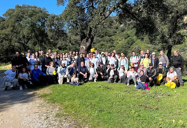 M&aacute;s de 100 voluntarios participan en la limpieza del R&iacute;o de la Miel