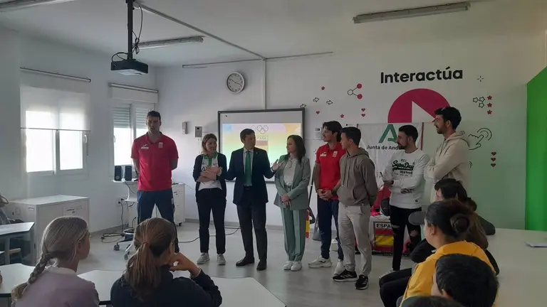 El pirag&uuml;ista Pablo Mart&iacute;nez y el remero Gonzalo Garc&iacute;a, en un colegio de Tarifa para participar en el programa de la Junta 'Todos Ol&iacute;mpicos'. - JUNTA DE ANDALUC&Iacute;A