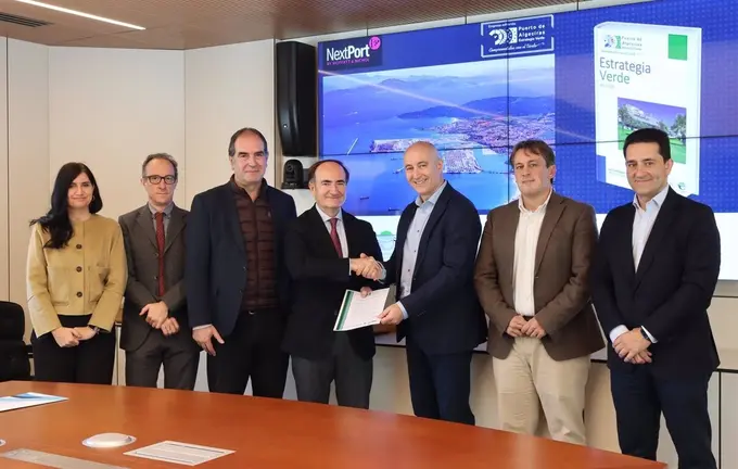 El presidente de la Autoridad Portuaria de la Bah&iacute;a de Algeciras, Gerardo Landaluce, junto al cofundador de NextPort, &Oacute;scar Pern&iacute;a, tras adherirse a la Estrategia Verde de la APBA - AUTORIDAD PORTUARIA DE LA BAH&Iacute;A DE ALGECIRAS