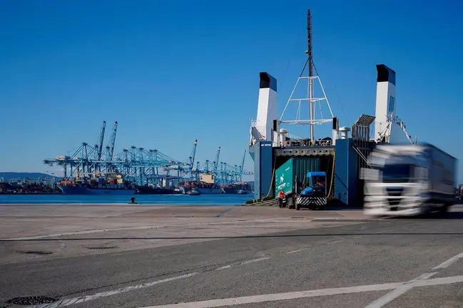 Un cami&oacute;n saliendo de un ferry en el puerto de Algeciras
