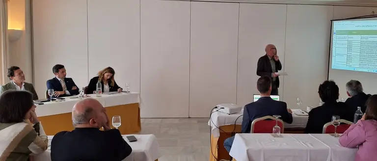 Reuni&oacute;n en la AGI