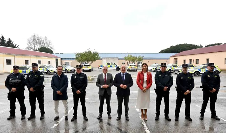 Landaluce y miembros del Gobierno Local, con la Polic&iacute;a Local