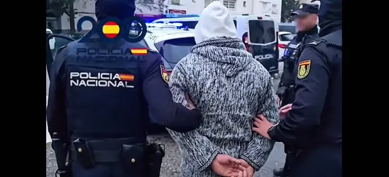 Traslado de uno de los detenidos