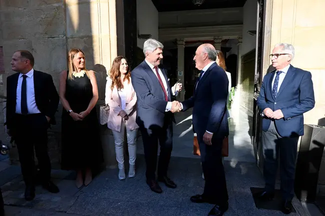 Landaluce recibe al presidente de la delegaci&oacute;n en la puerta del Ayuntamiento