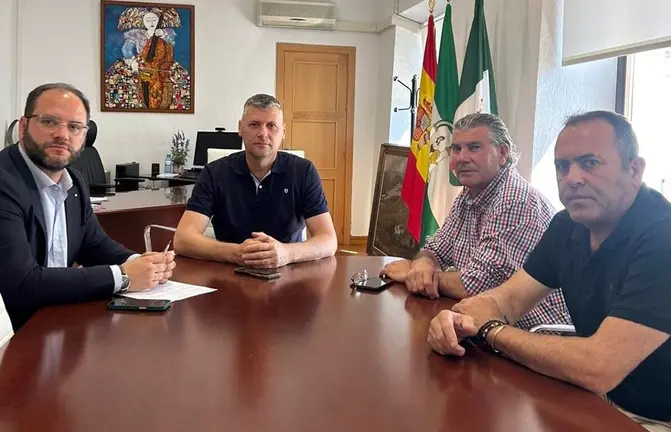 Reuni&oacute;n de los alcaldes que solicitan el arreglo de la carretera