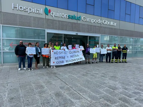 Concentraci&oacute;n en la puerta del centro de trabajo