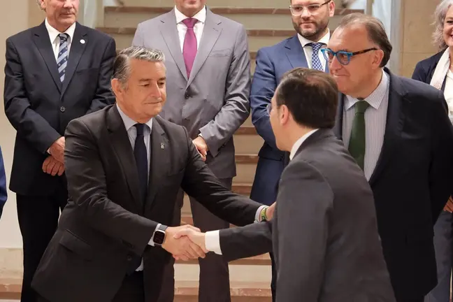 Sanz junto a Albares