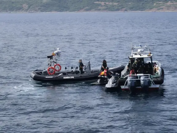 La Guardia Civil con las motos de agua que transportaban m&aacute;s de 120 kilos de hach&iacute;s interceptadas