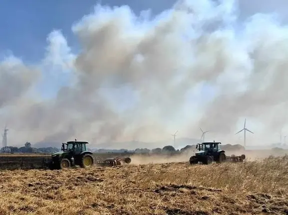 04/07/2025 Tractores de agricultores y del Infoca trabajando sobre el incendio de Facinas.
POLITICA ESPA&Ntilde;A EUROPA ANDALUC&Iacute;A
INFOCA
