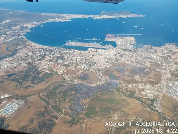 Vista a&eacute;rea del incendio forestal en Algeciras.