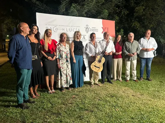 Firma de la guitarra junto a Pitingo