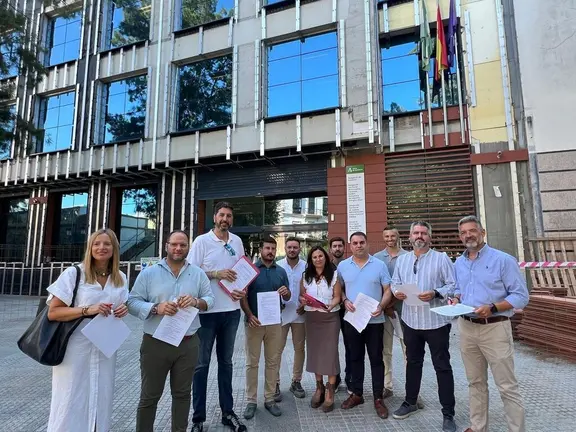 Alcaldes y portavoces del PSOE pidiendo un plan integral para la lucha contra el mosquito del Nilo a la Junta en C&aacute;diz.
