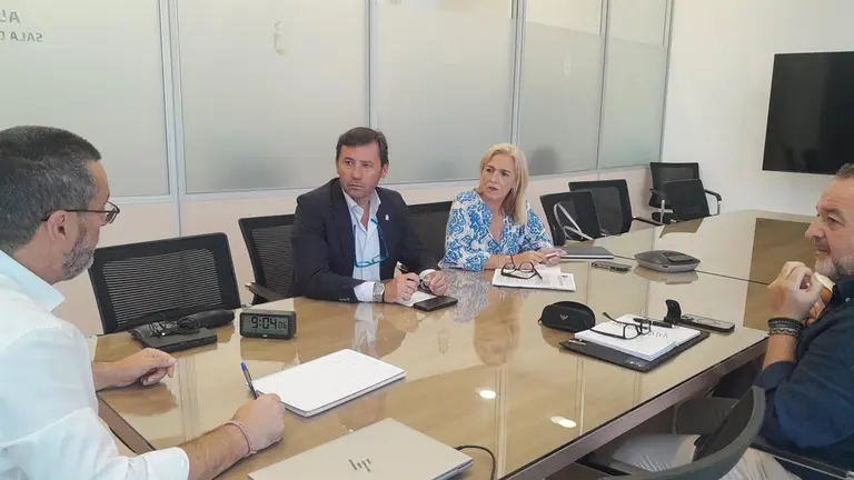 Javier Ros y Eva Pajares con el alcalde de La L&iacute;nea.