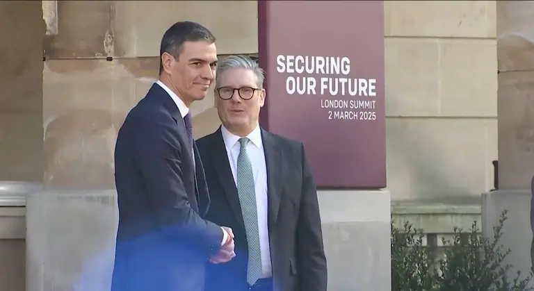 Pedro S&aacute;nchez junto a Keir Starmer
