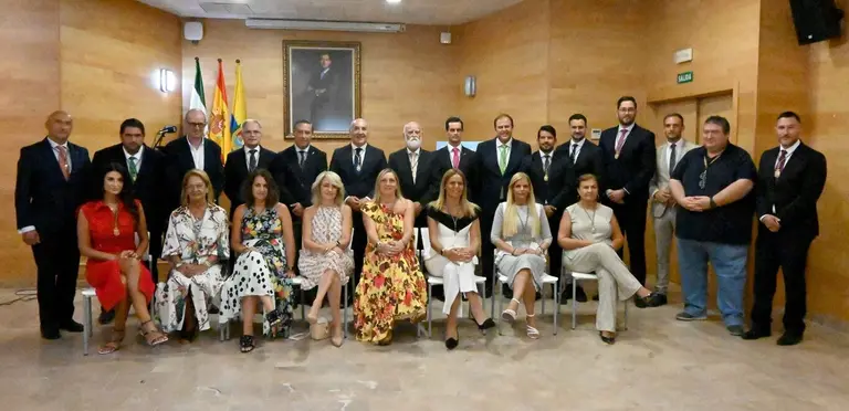 Foto de familia con los condecorados