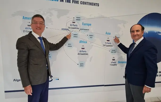 El presidente de la APBA, Gerardo Landaluce, y el director de la Secci&oacute;n Consular de la Embajada de China en Espa&ntilde;a, Zhang Jin, en una visita al puerto de Algeciras