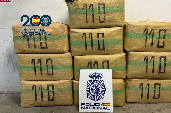 Fardos de hach&iacute;s hallados en una narcoguarder&iacute;a en Algeciras