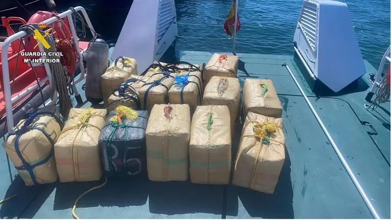 Fardos de hach&iacute;s intervenidos tras localizarse en el Estrecho de Gibraltar