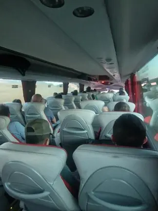 Viajeros trasbordados en autob&uacute;s