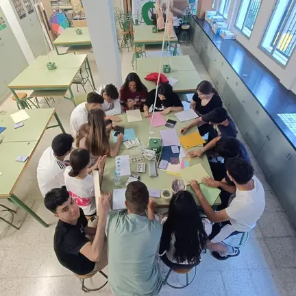 Un grupo de menores, trabajando en el proyecto