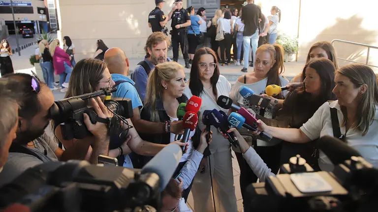 Las viudas hablan con los medios de comunicaci&oacute;n a las puertas del juzgado