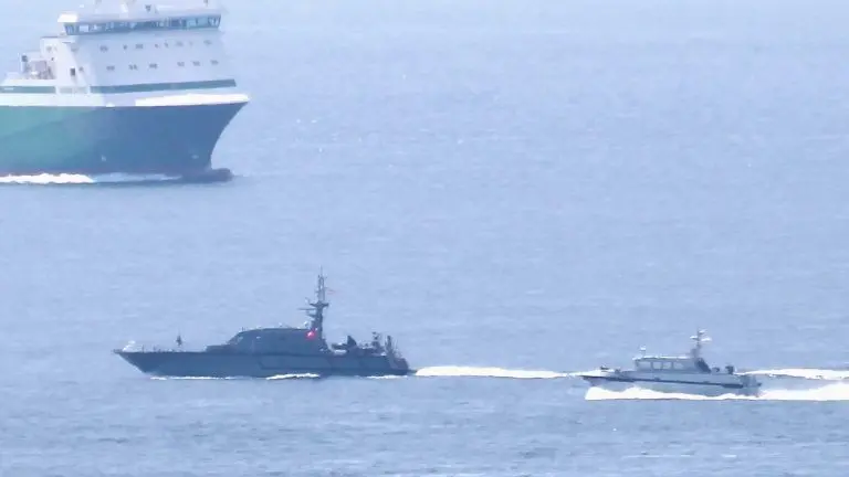 Una patrullera de la Royal Navy, junto a un buque de la Armada