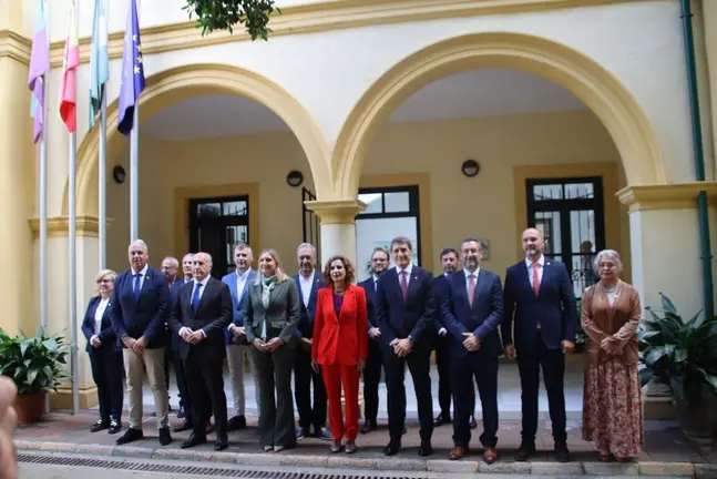 La ministra, junto a los ocho alcaldes
