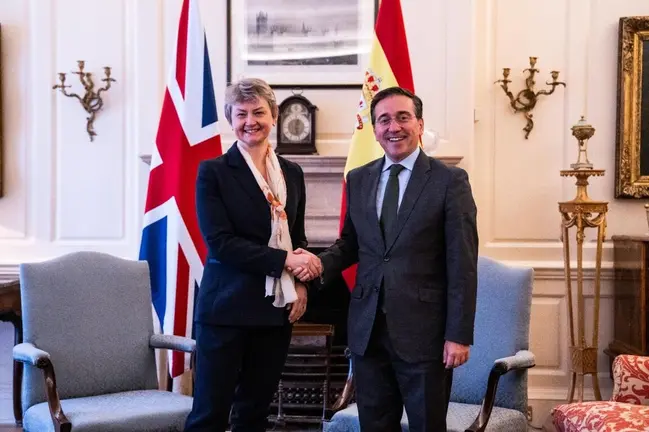 Albares, junto a su hom&oacute;loga Yvette Cooper