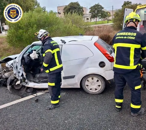 Los Bomberos intervienen en el accidente