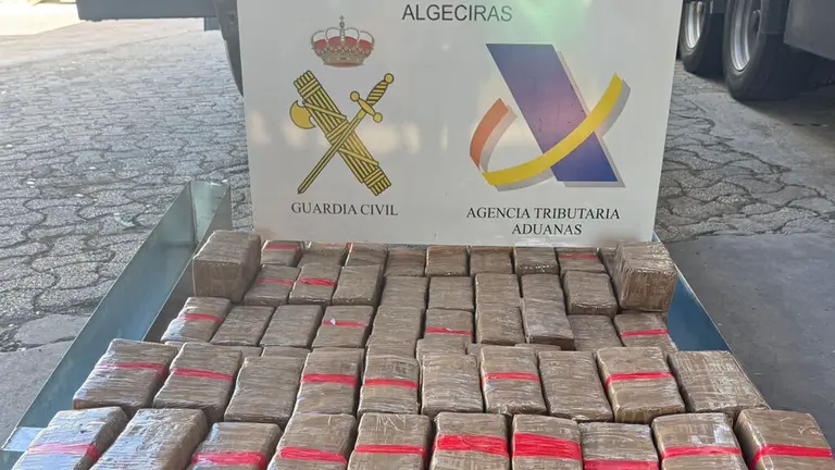 Intervenidos m&aacute;s de 2.100 kilos de hach&iacute;s en el puerto de Algeciras.

REMITIDA / HANDOUT por GUARDIA CIVIL
Fotograf&iacute;a remitida a medios de comunicaci&oacute;n exclusivamente para ilustrar la noticia a la que hace referencia la imagen, y citando la procedencia de la imagen en la firma
06/12/2025
