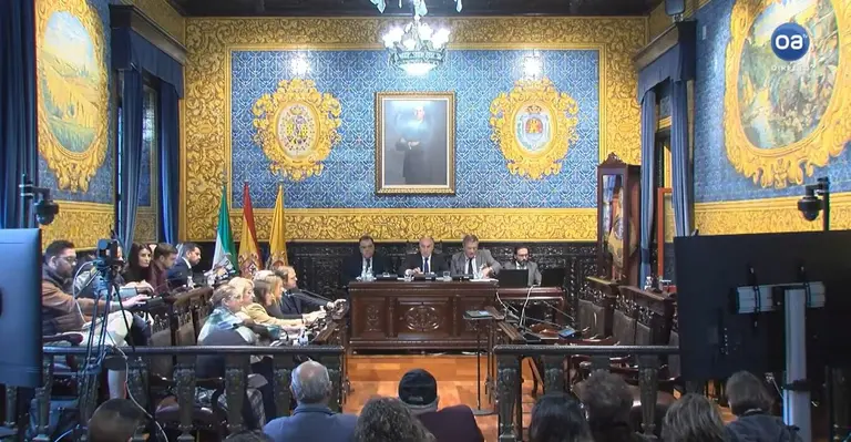 El pleno, con la bancada de la oposici&oacute;n vac&iacute;a