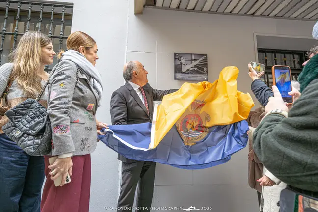Placa Lola Manteca. Foto Tomoyuki Hotta