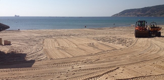 Tareas de acondicionamiento en la playa de Getares