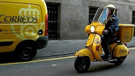 Un empleado de Correos se dirige a una entrega, en Barcelona. Horizontal