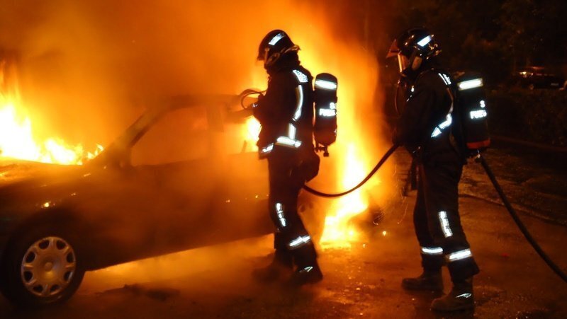 Bomberos intentan sofocar incendio en un vehiculo. Imagen de Archivo