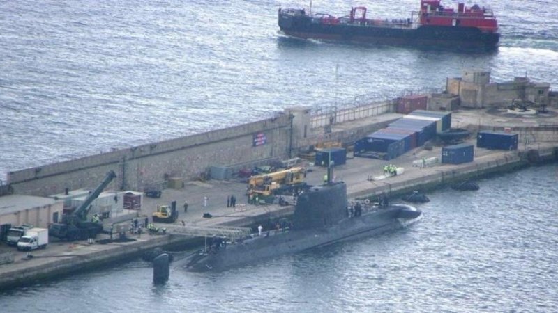 Submarino nuclear en Gibraltar. Foto de archivo